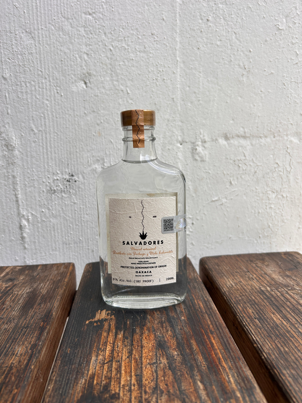 Salvadores Mezcal Artisanal Destilado Con Pechuga & Mole Coloradito (200 ml)