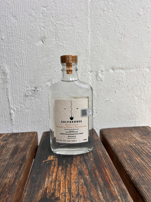 Salvadores Mezcal Artisanal Destilado Con Pechuga & Mole Coloradito (200 ml)
