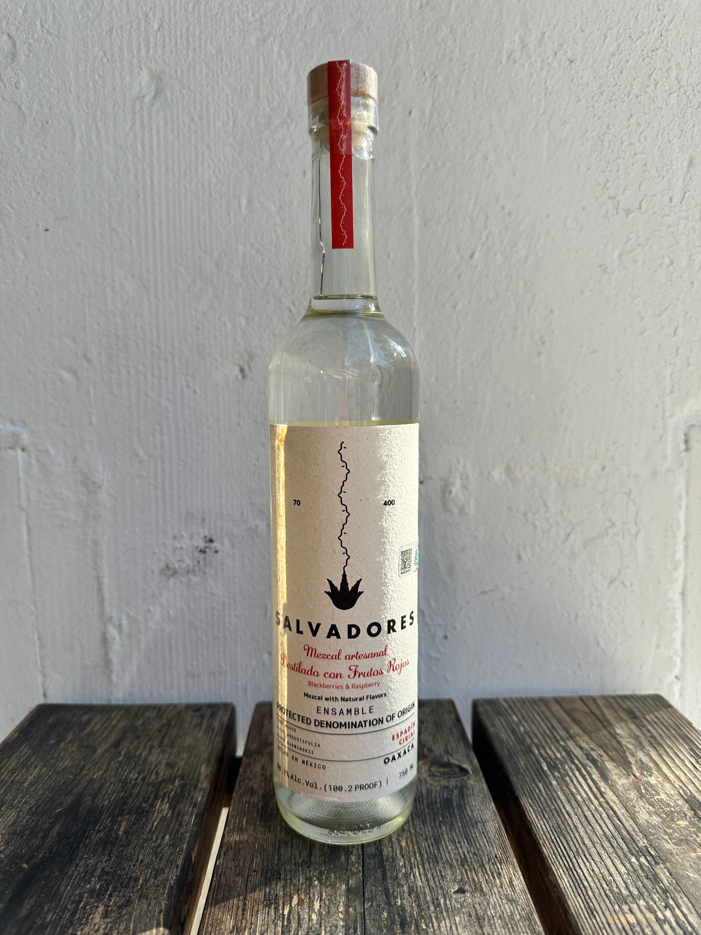 Salvadores Mezcal Artesanal Destilado con Frutos Rojos